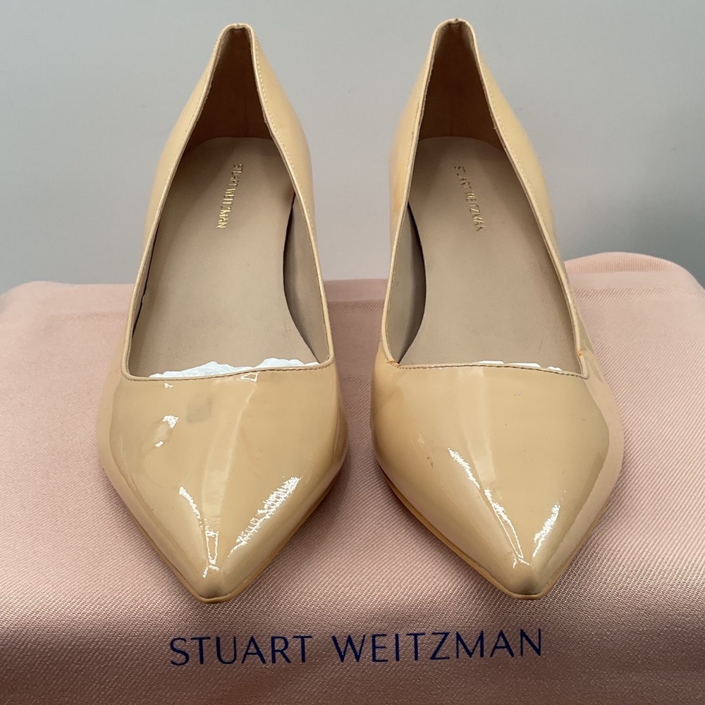 Stuart Weitzman Anny 70 Beige Patent Leather Pointed Toe Kitten Heel Pumps